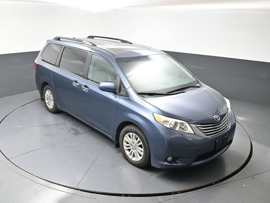 Used 2017 Toyota Sienna XLE w/ XLE Navigation Package FWD image 15