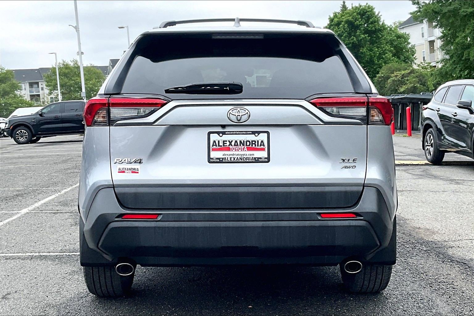 Used 2023 Toyota RAV4 XLE Premium AWD/4WD image 4