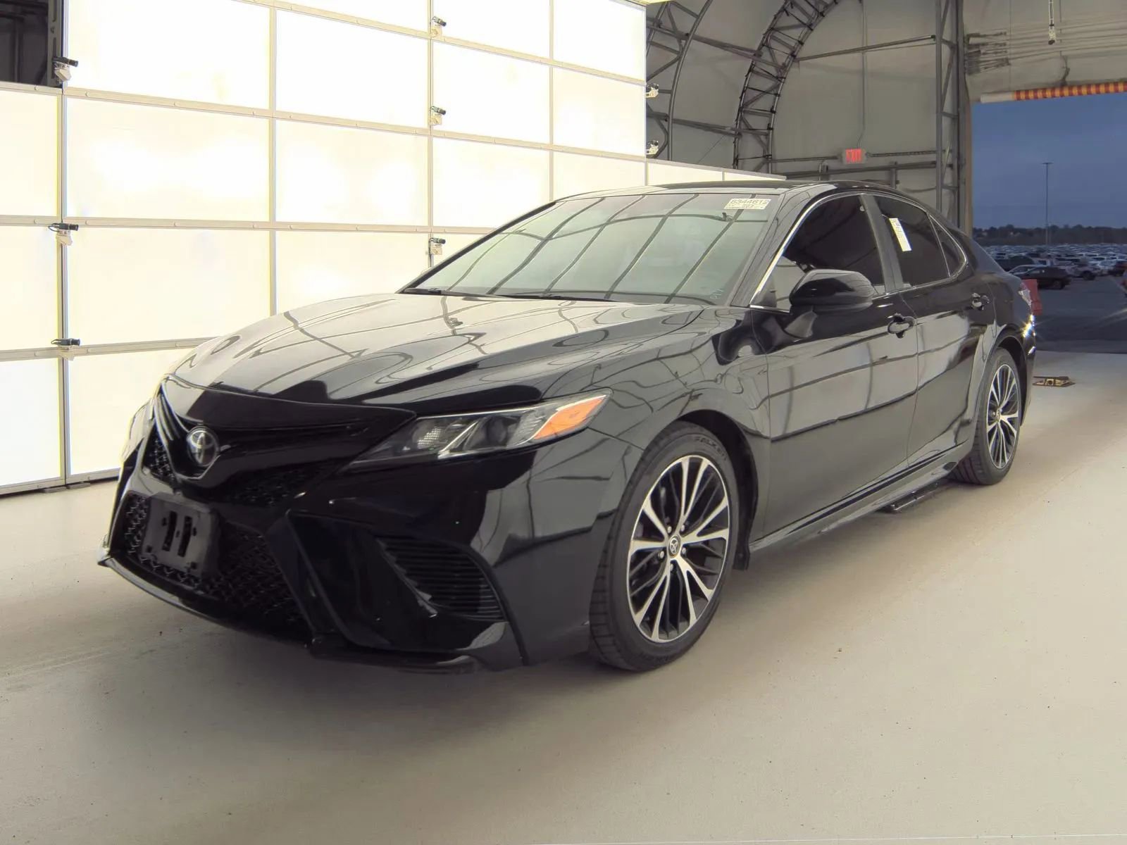 Used 2020 Toyota Camry SE FWD image 1