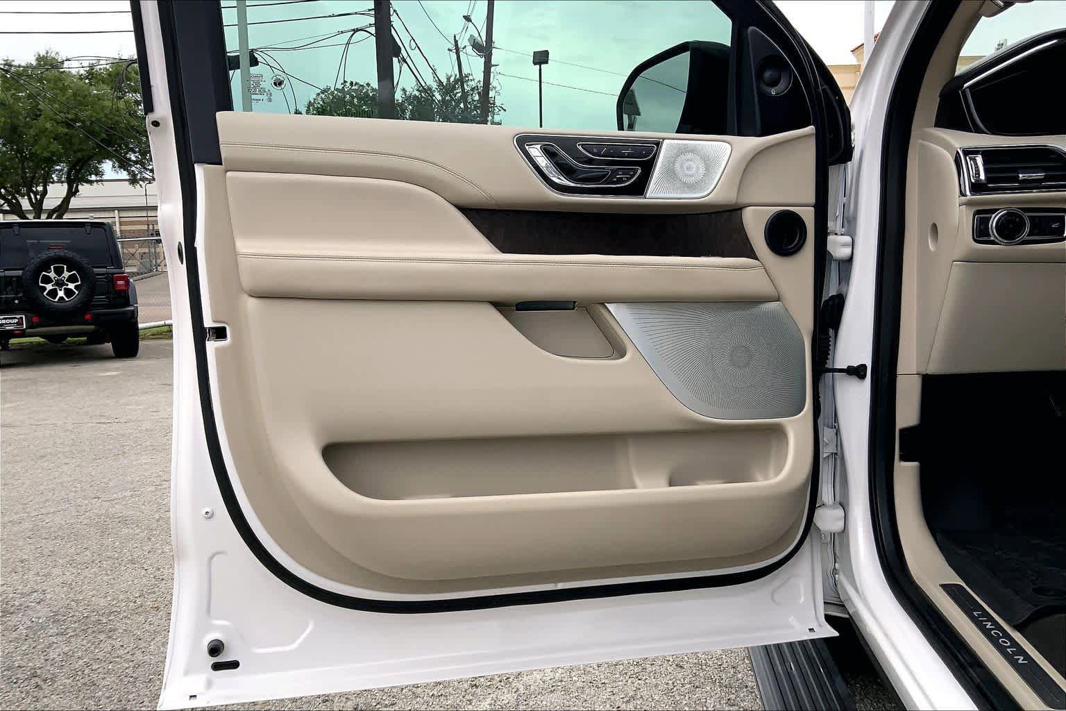 Used 2019 Lincoln Navigator Reserve AWD/4WD image 22