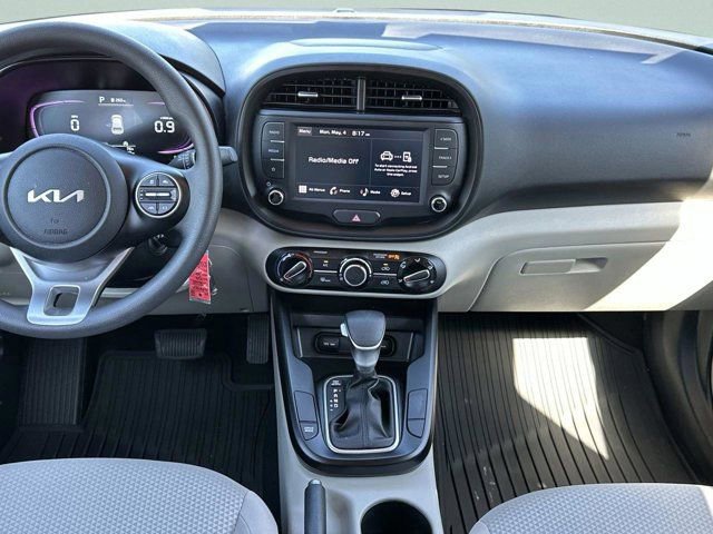 Used 2025 Kia Soul LX w/ LX Technology Package FWD image 12