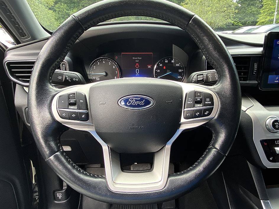 Used 2021 Ford Explorer XLT w/ Equipment Group 202A AWD/4WD image 14