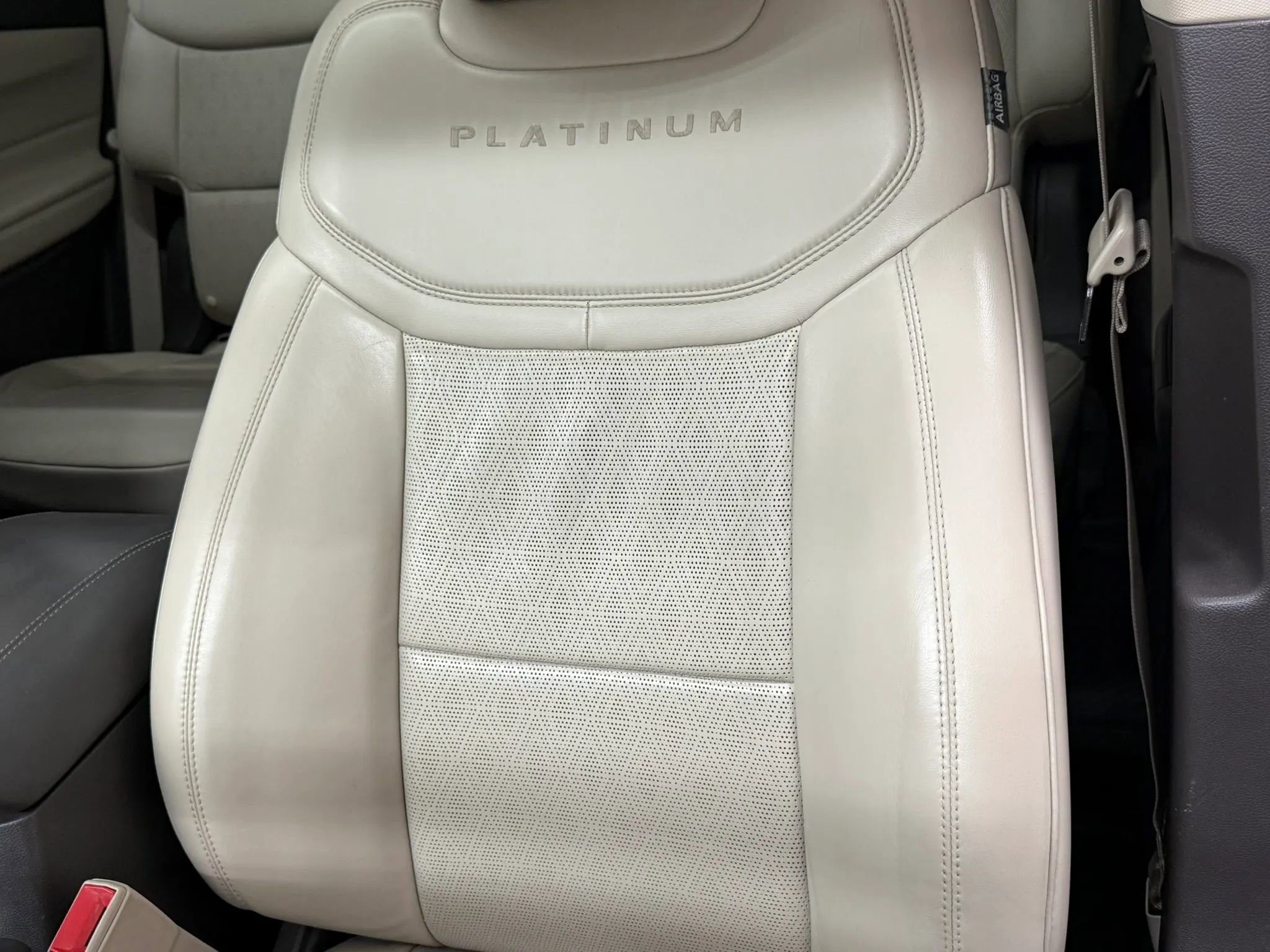 Used 2020 Ford Explorer Platinum w/ Premium Technology Package image 30