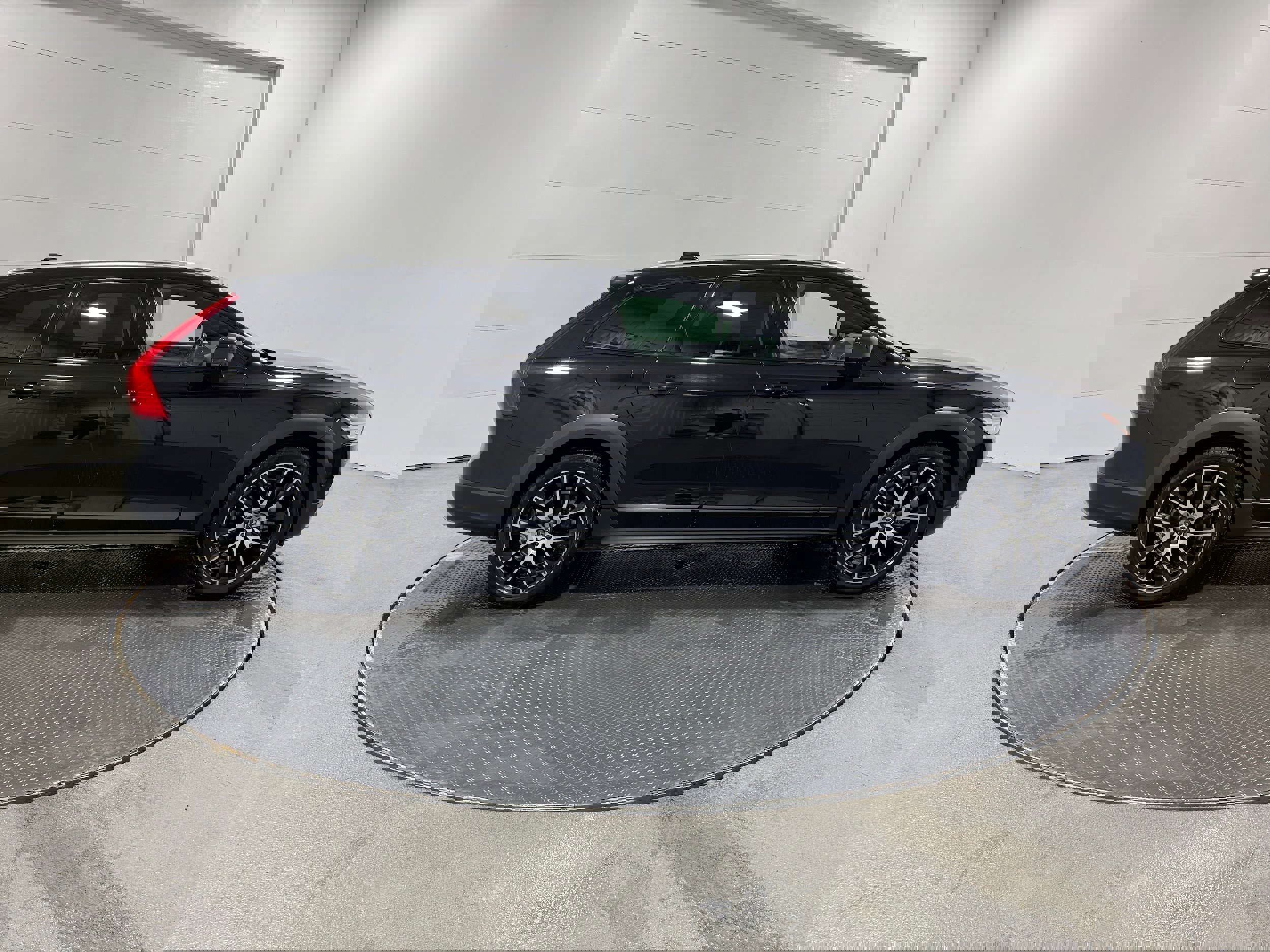 Used 2018 Volvo V90 T6 Cross Country w/ Convenience Package image 34