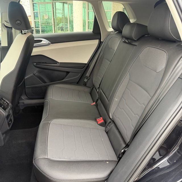 Used 2025 Volkswagen Taos SE AWD/4WD image 11