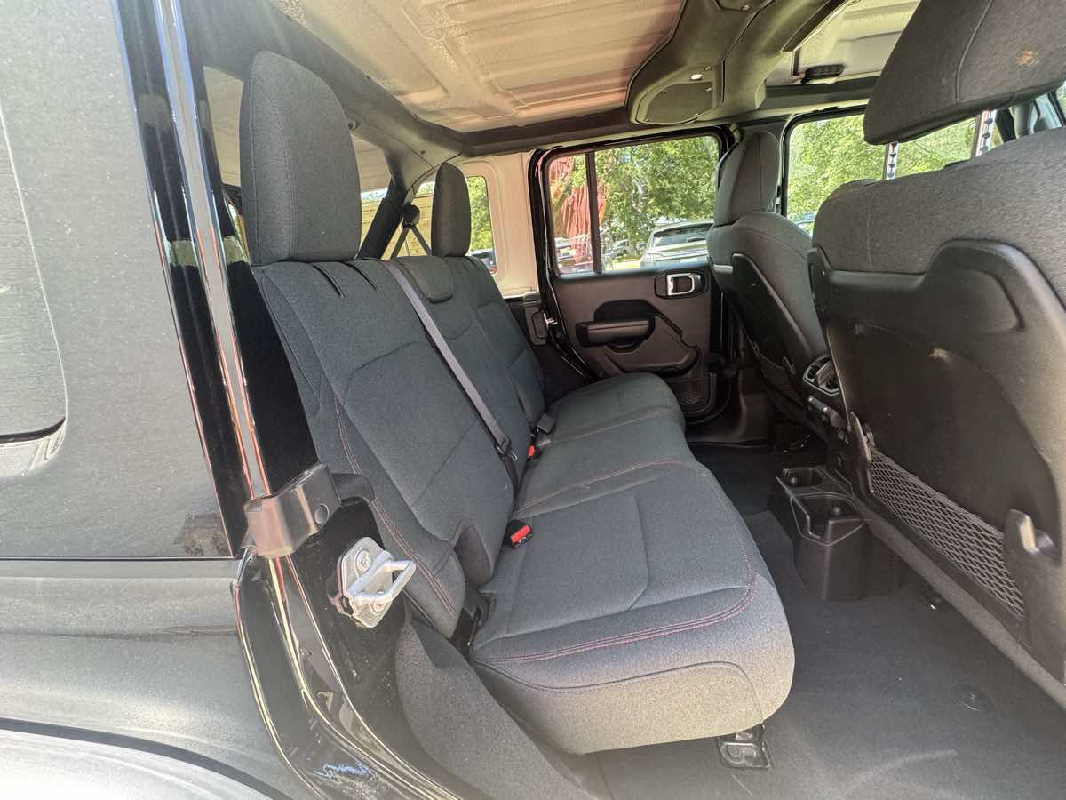 Used 2025 Jeep Wrangler Unlimited Rubicon w/ Convenience Group AWD/4WD image 10