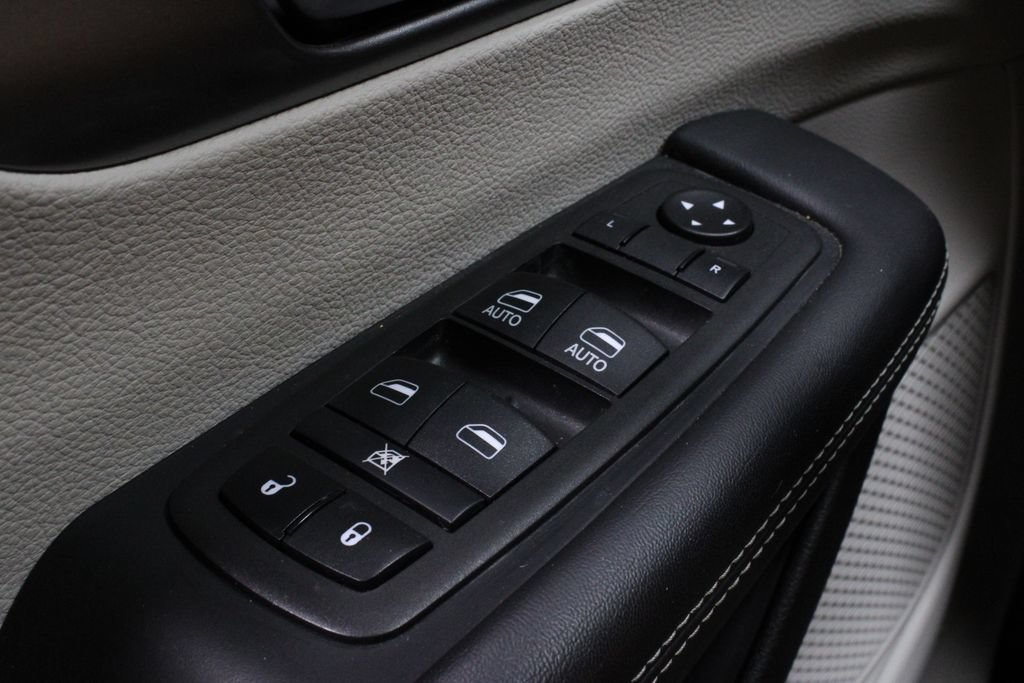 Used 2024 Chrysler Pacifica Touring-L FWD image 26