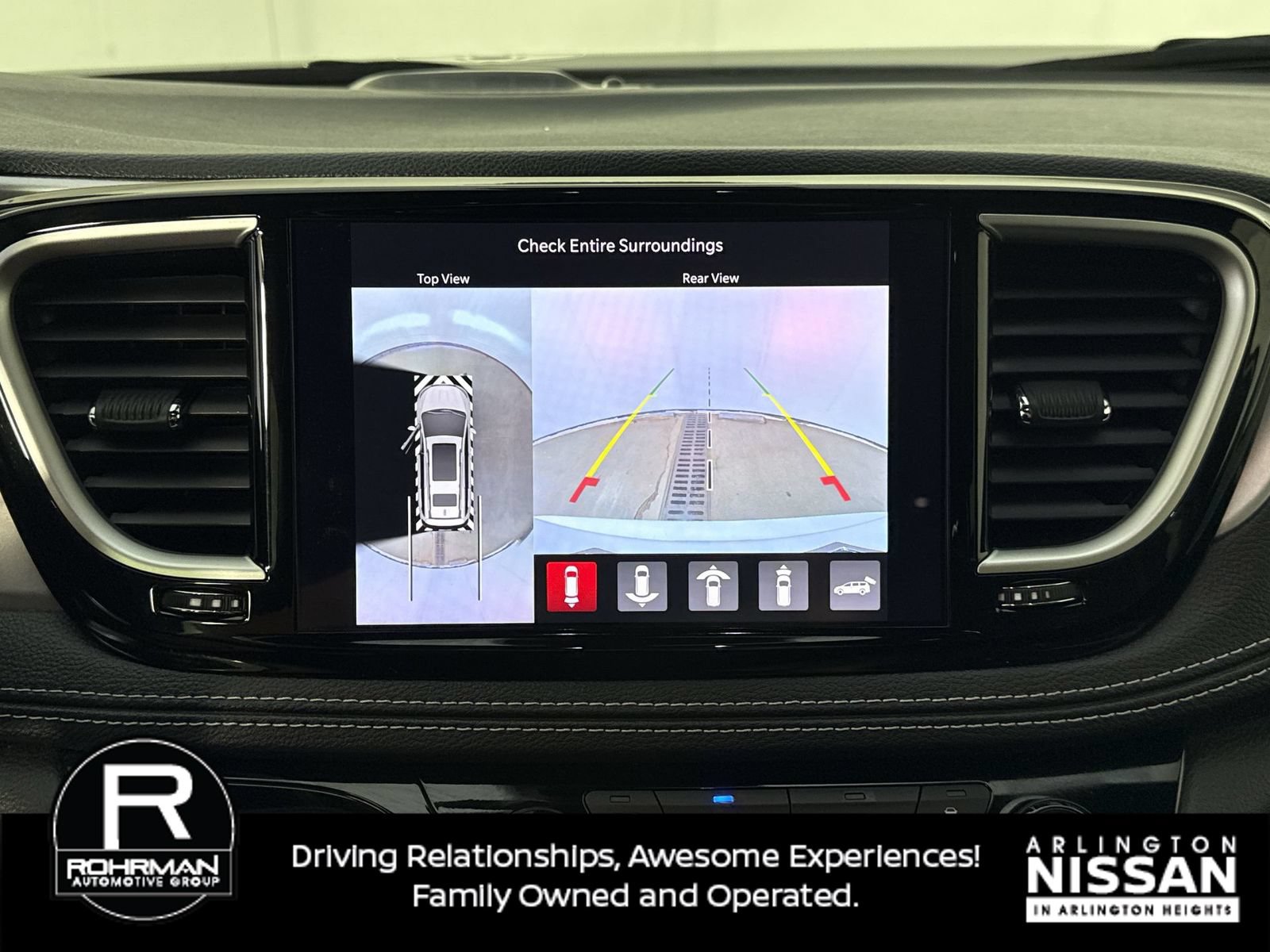 Used 2024 Chrysler Pacifica Limited FWD image 8