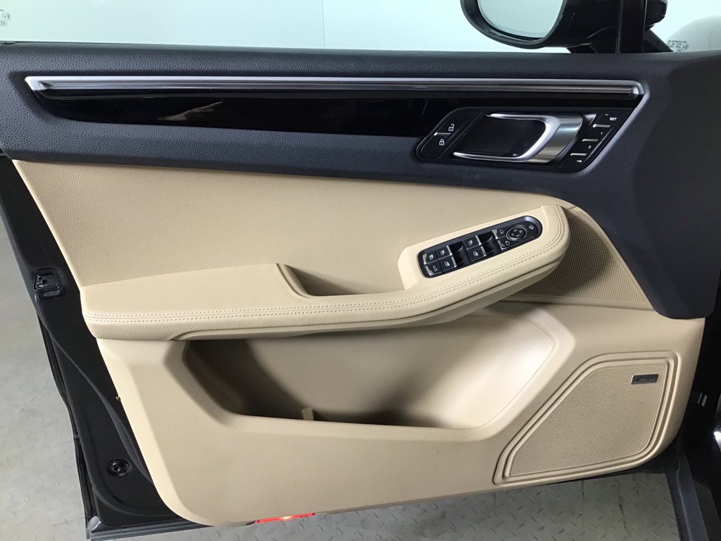 Certified 2023 Porsche Macan Turbo AWD/4WD image 29