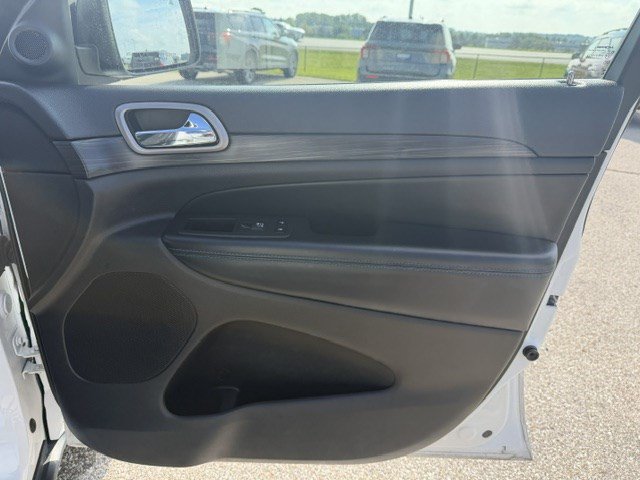 Used 2019 Jeep Grand Cherokee Laredo AWD/4WD image 38