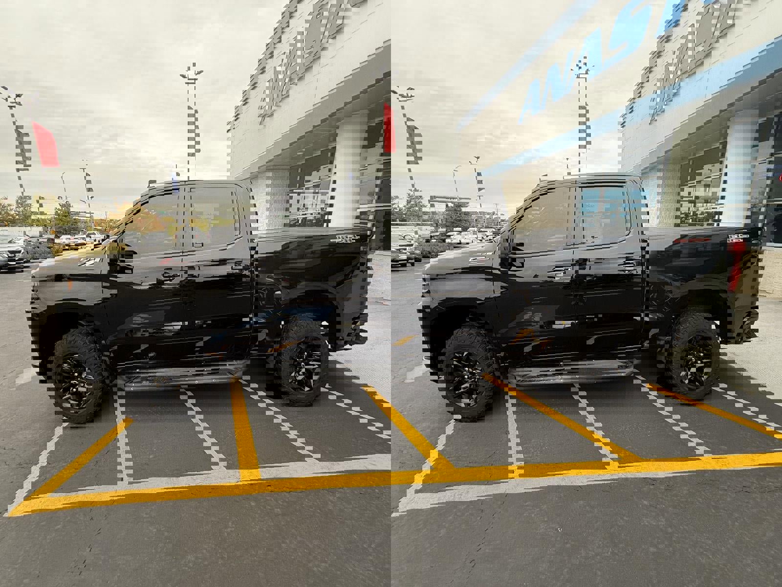 Used 2021 Chevrolet Silverado 1500 LT Trail Boss w/ Convenience Package II image 4