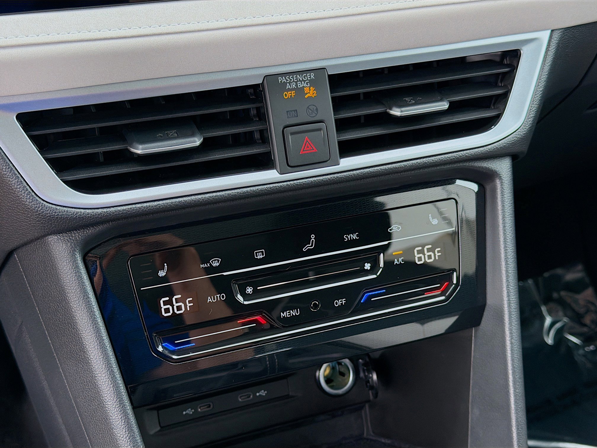 Certified 2025 Volkswagen Taos SE image 14