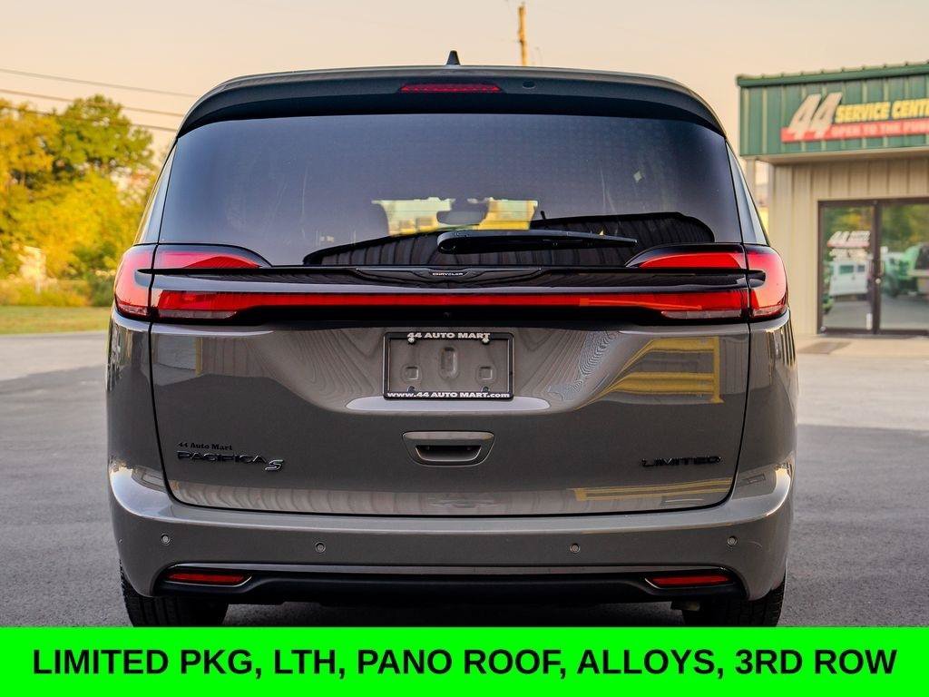 Used 2025 Chrysler Pacifica Limited FWD image 3
