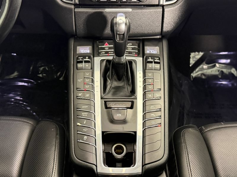 Used 2018 Porsche Macan Turbo AWD/4WD image 15