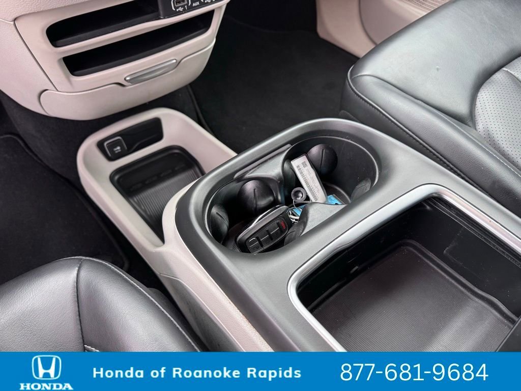 Used 2023 Chrysler Pacifica Touring-L image 31