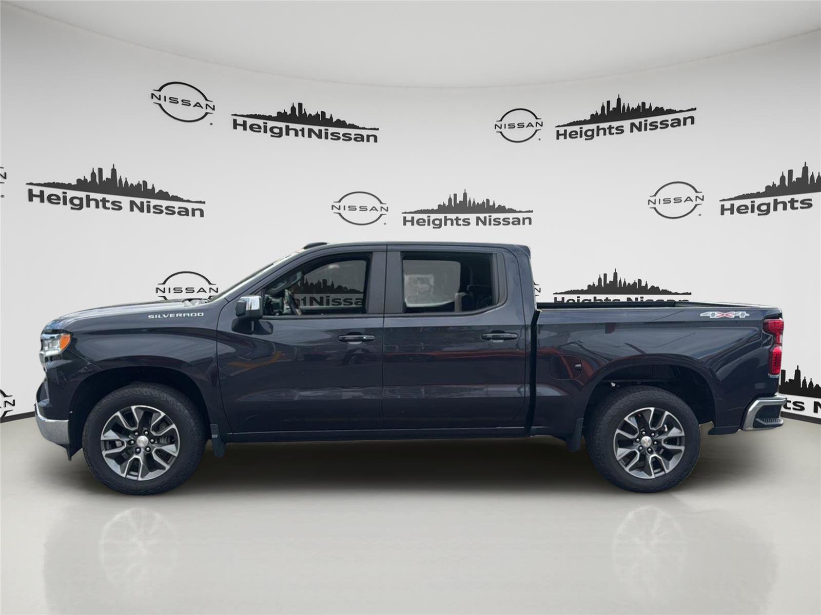Used 2023 Chevrolet Silverado 1500 LT AWD/4WD image 3