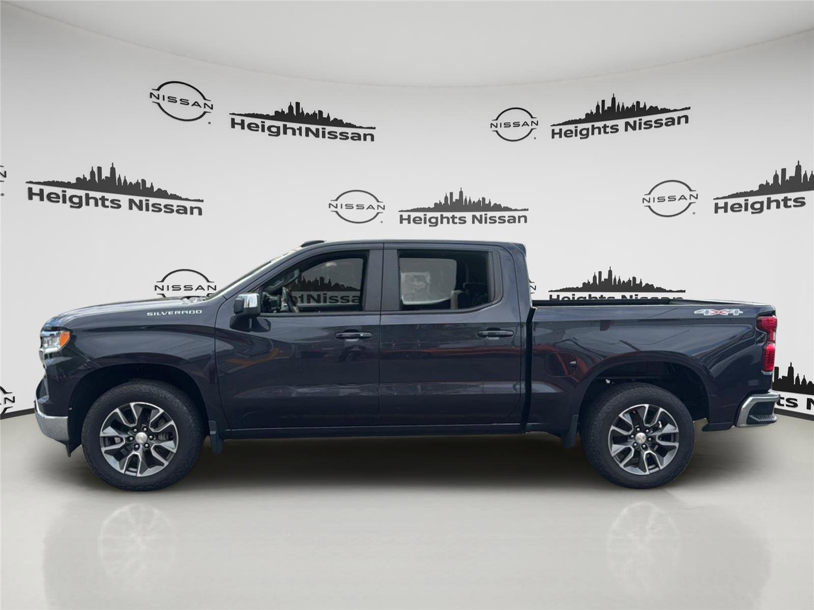 Used 2023 Chevrolet Silverado 1500 LT AWD/4WD image 3