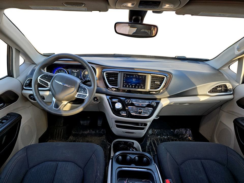 Used 2018 Chrysler Pacifica Touring Plus w/ Tire & Wheel Group FWD image 13