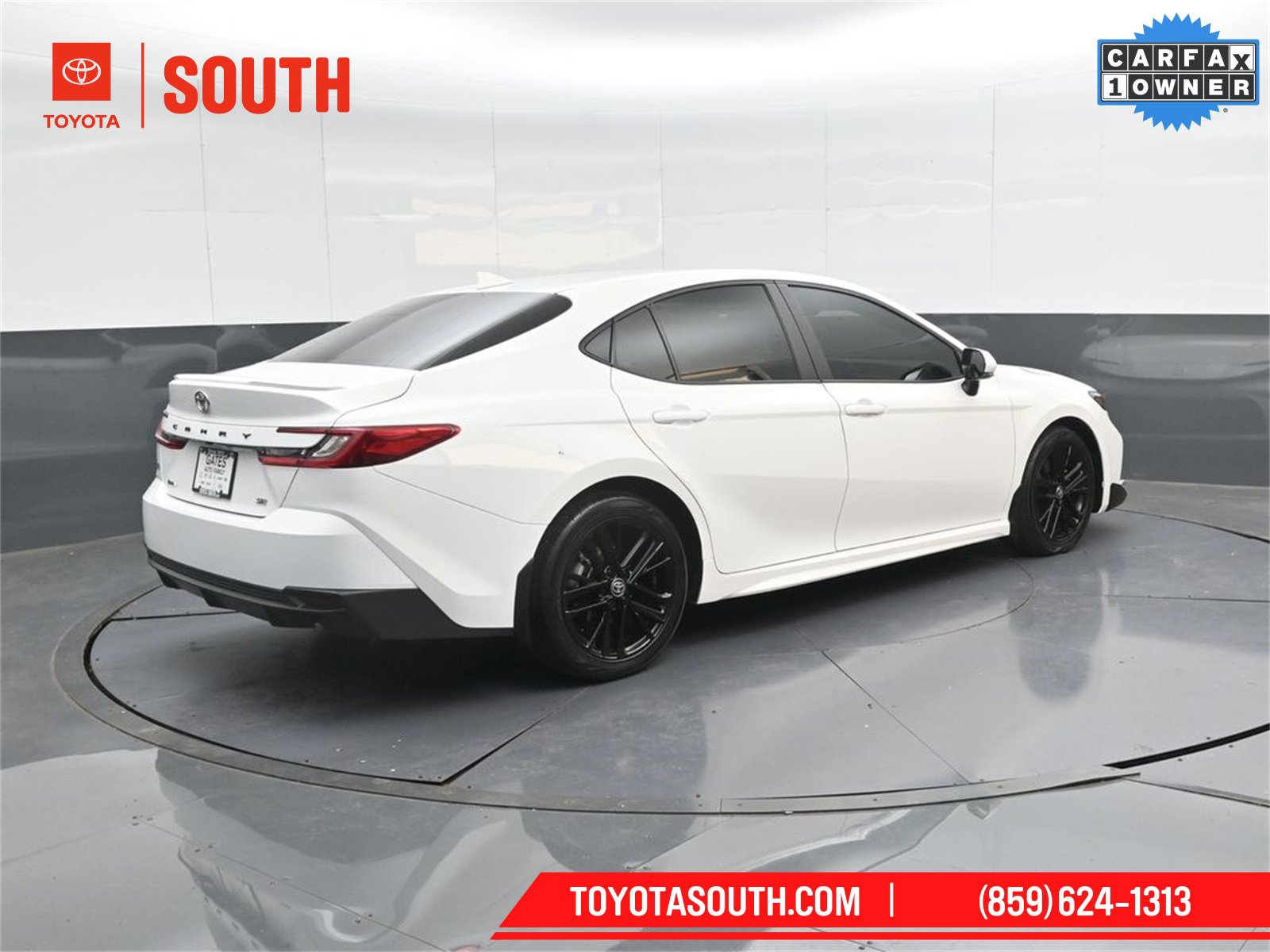 Used 2025 Toyota Camry SE w/ Convenience Package image 2