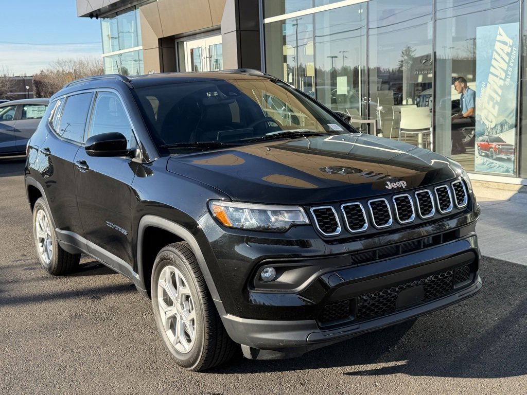 Used 2024 Jeep Compass Latitude image 2