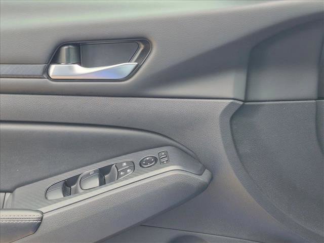 Used 2025 Nissan Altima 2.5 SV FWD image 11