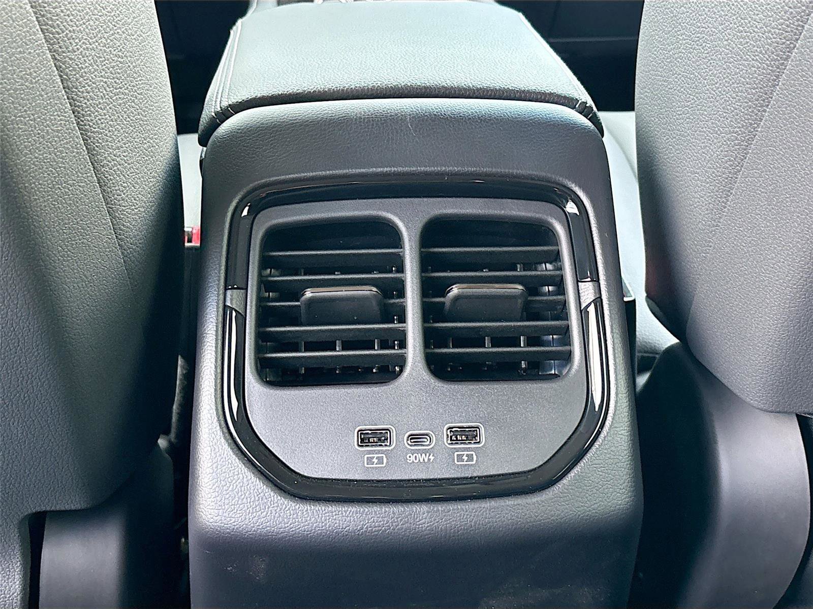 New 2025 VinFast VF 8 Eco image 25