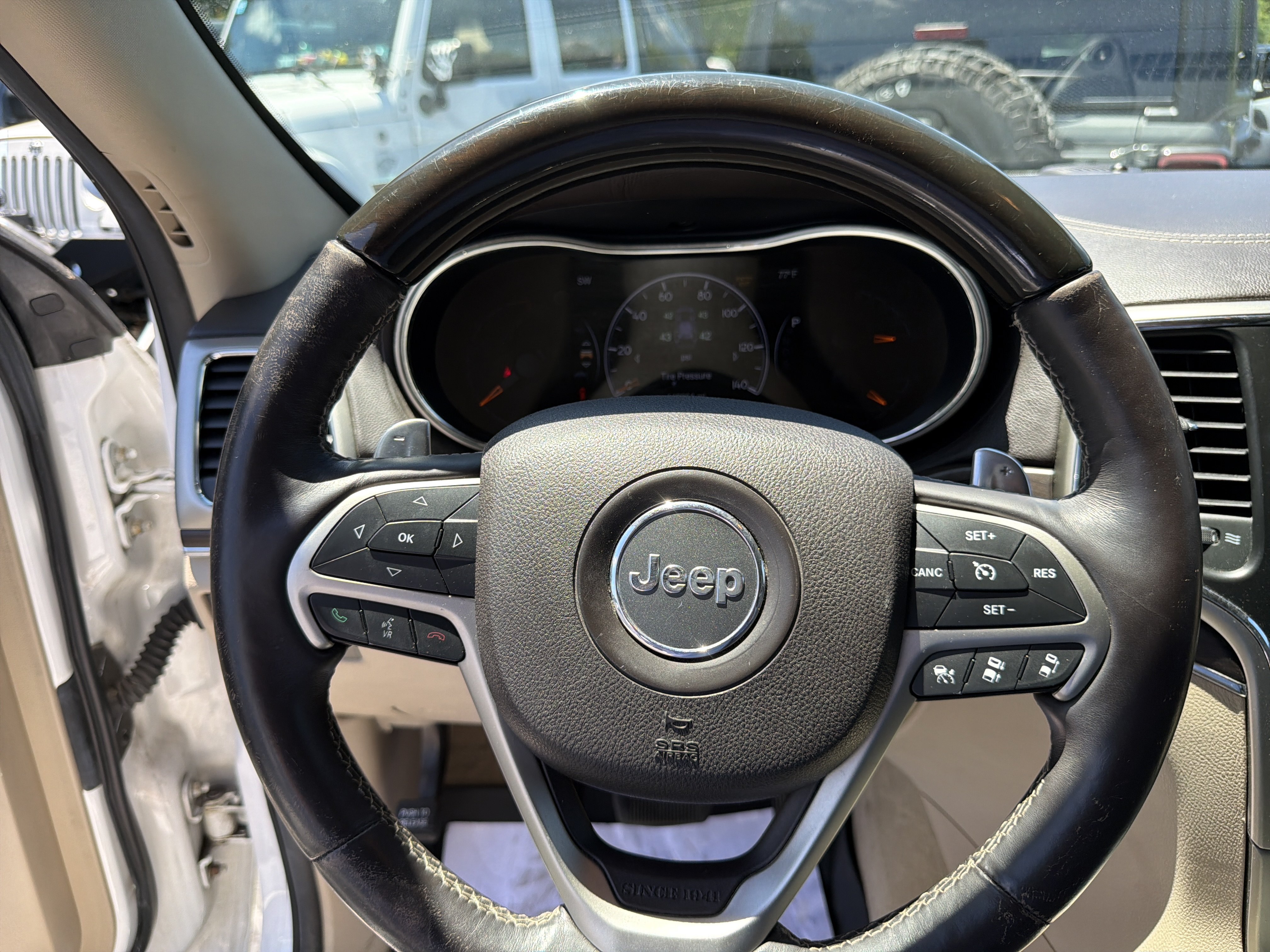 Used 2015 Jeep Grand Cherokee Overland w/ Advanced Technology Group AWD/4WD image 22
