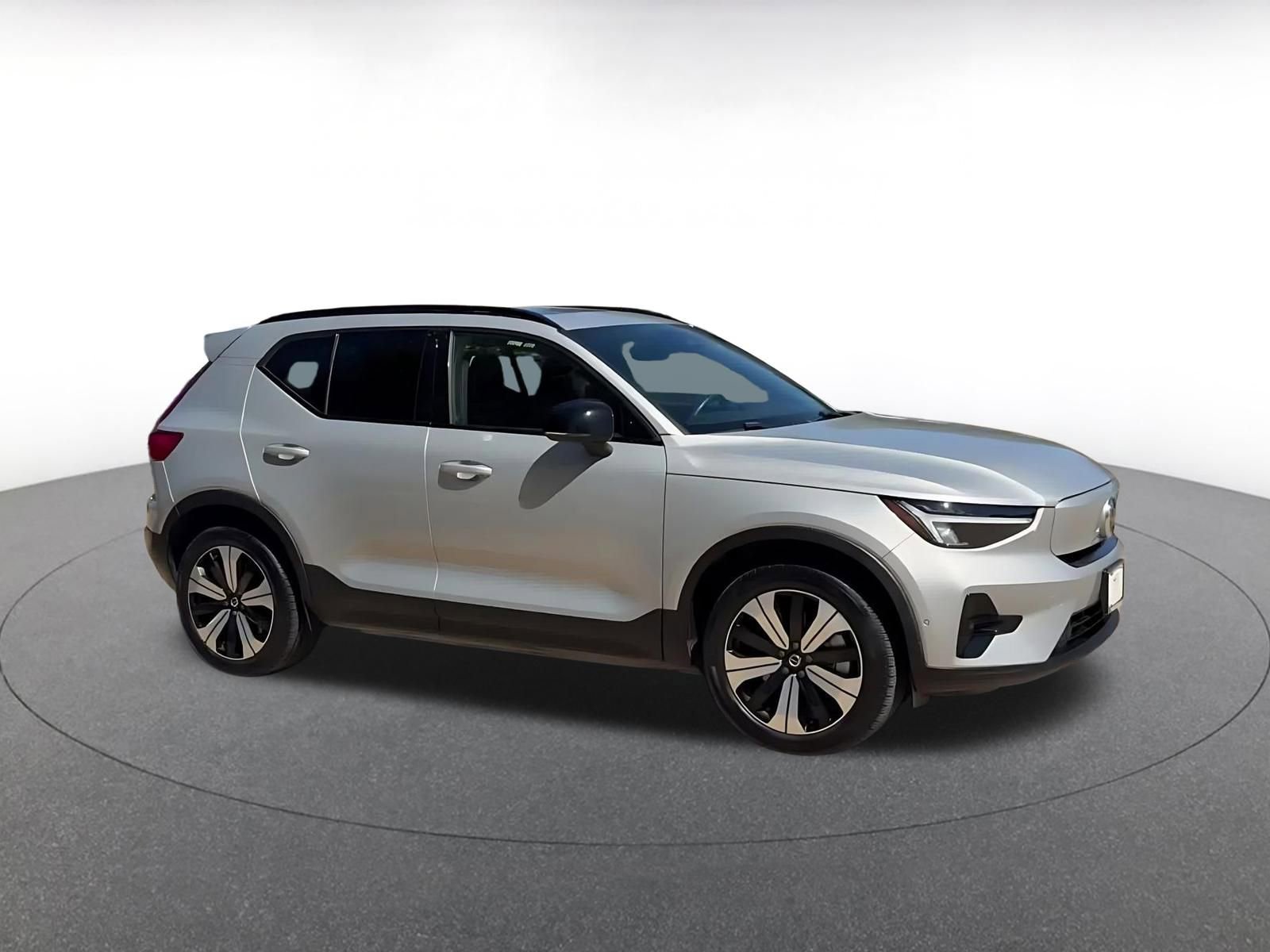 Used 2023 Volvo XC40 Recharge Plus image 2
