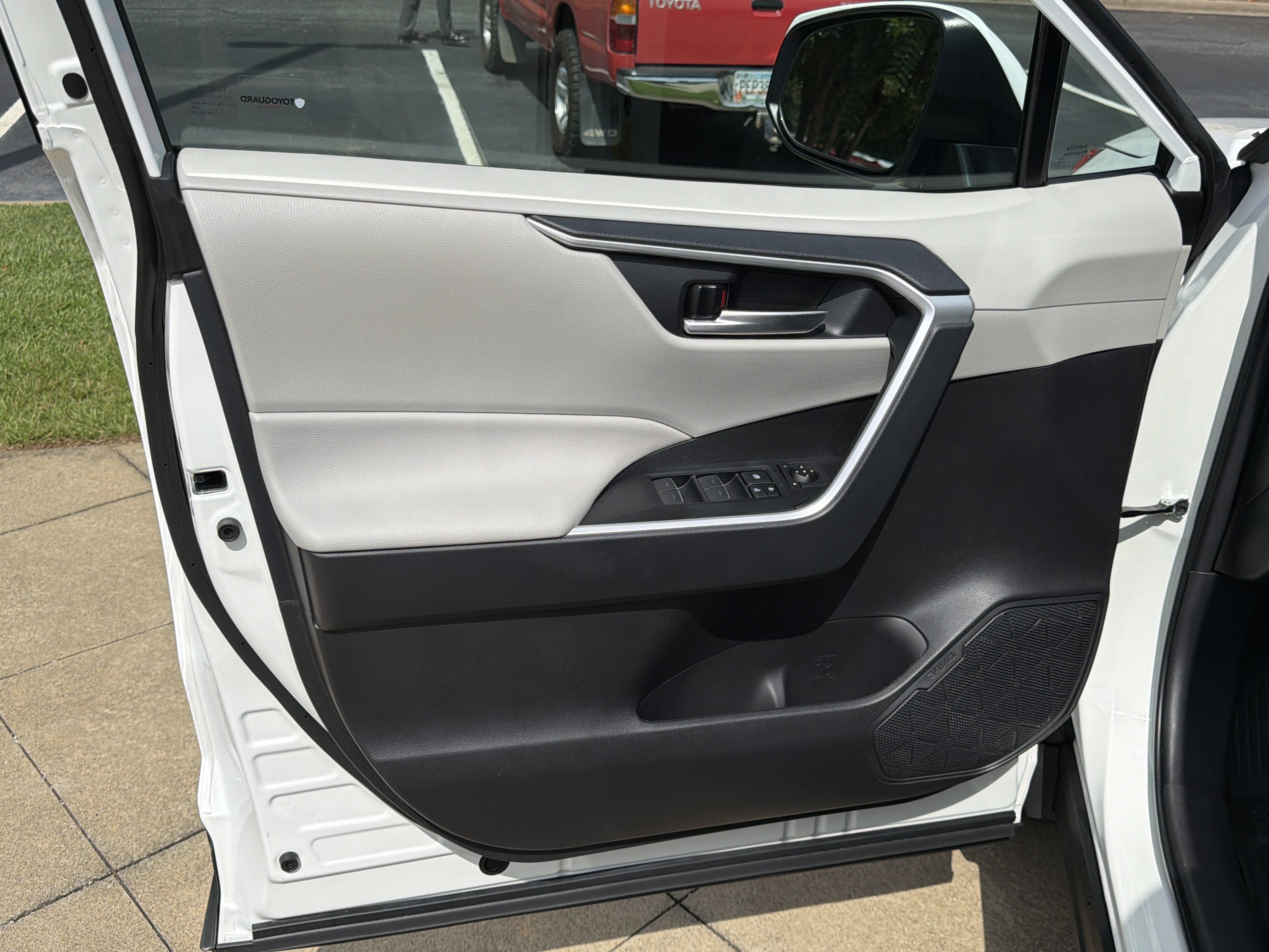 Used 2024 Toyota RAV4 XLE FWD image 10