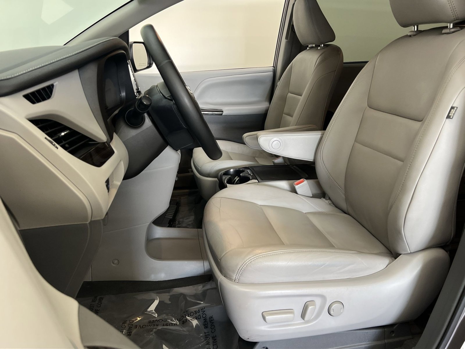 Used 2019 Toyota Sienna XLE w/ XLE Navigation Package image 11