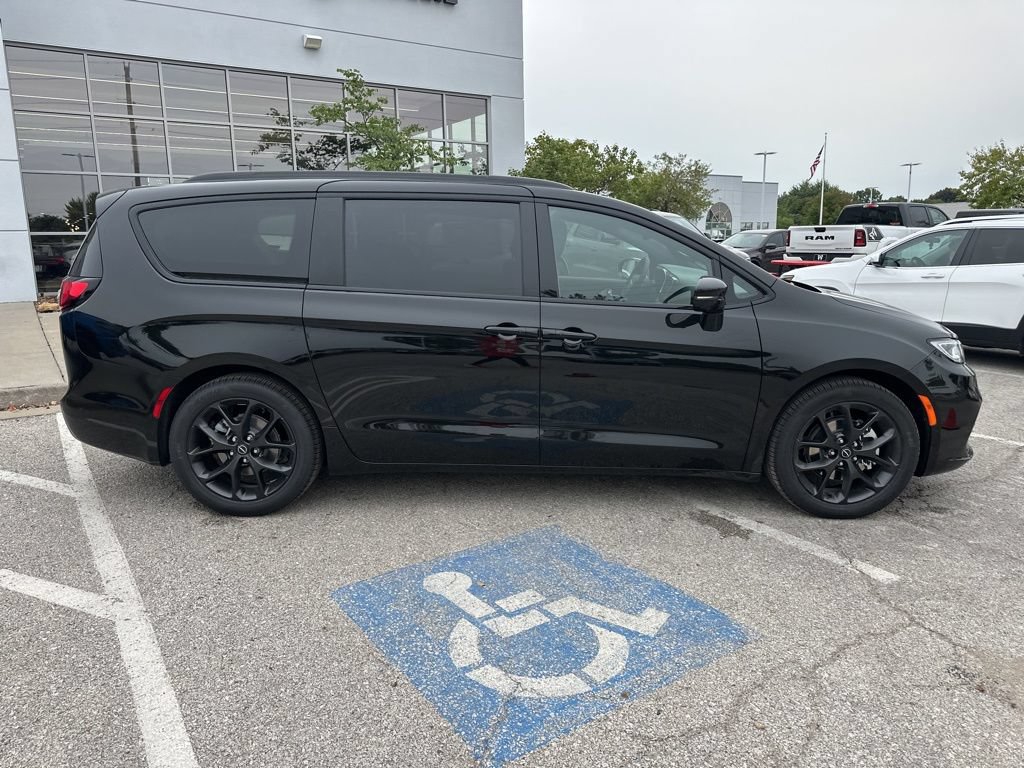 New 2026 Chrysler Pacifica Limited w/ S Appearance Package FWD image 37