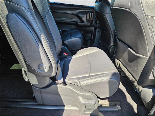 Used 2025 Toyota Sienna XLE Woodland Edition image 17