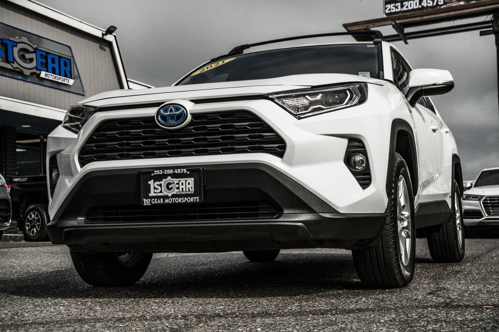 Used 2021 Toyota RAV4 XLE w/ XLE Grade Weather Package AWD/4WD image 5
