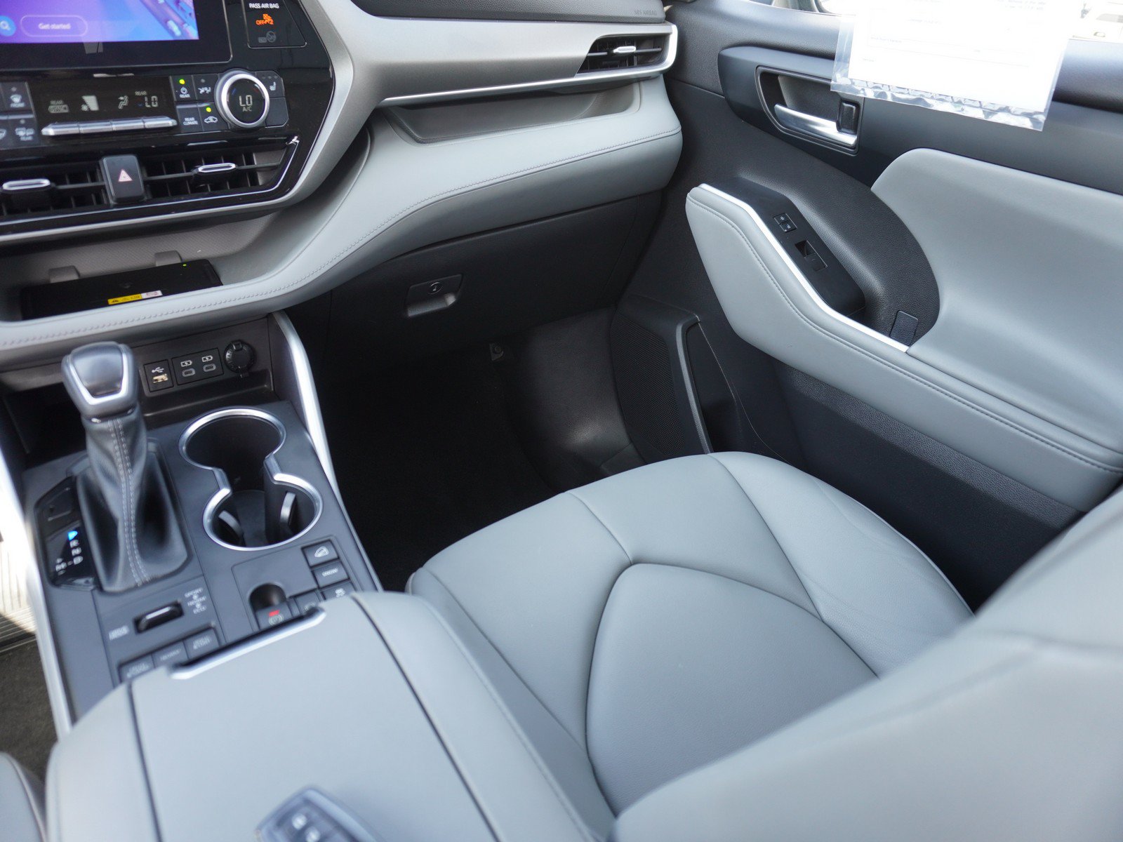 Used 2023 Toyota Highlander XLE AWD/4WD image 19