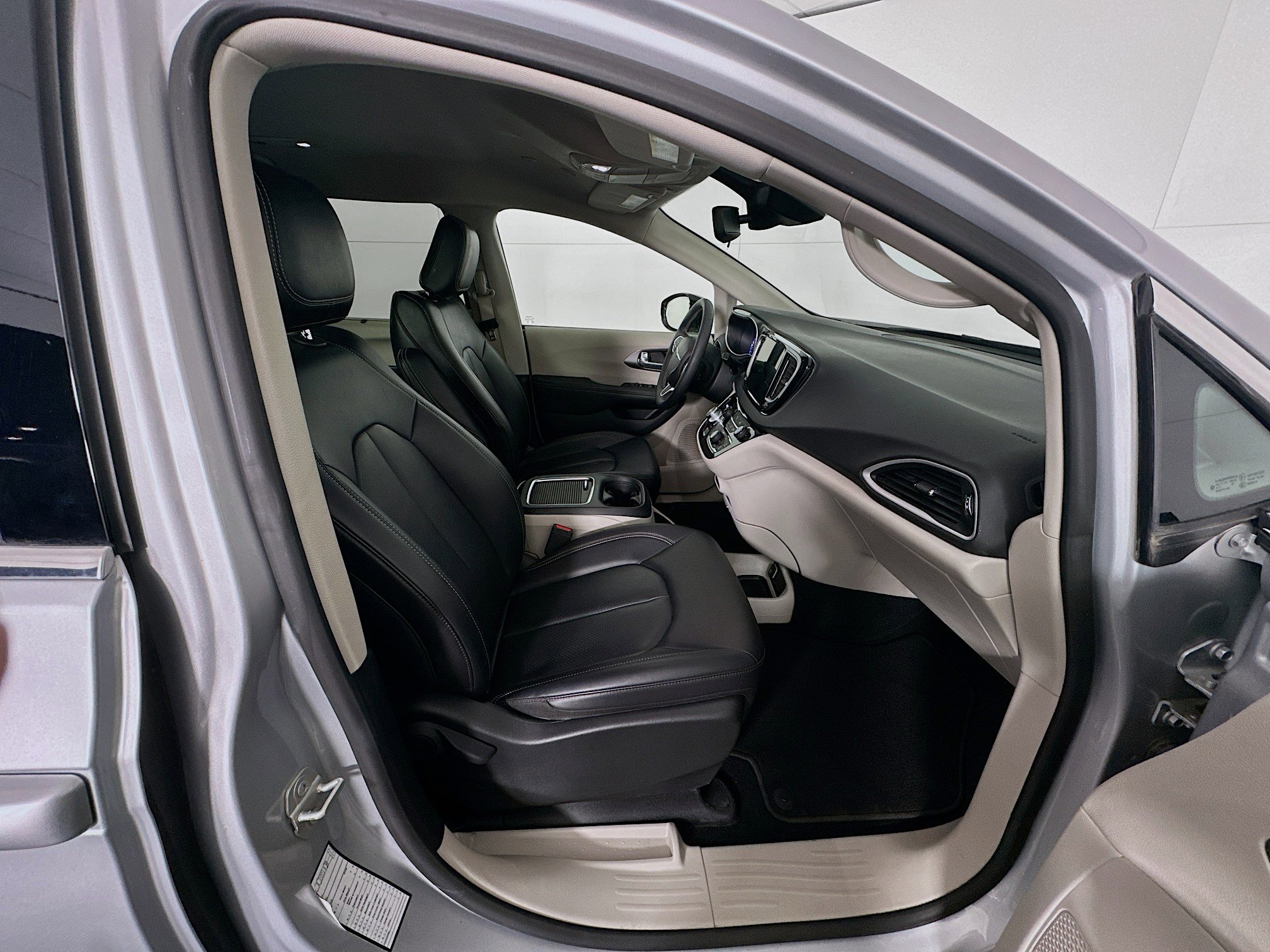 Used 2024 Chrysler Pacifica Touring-L image 32