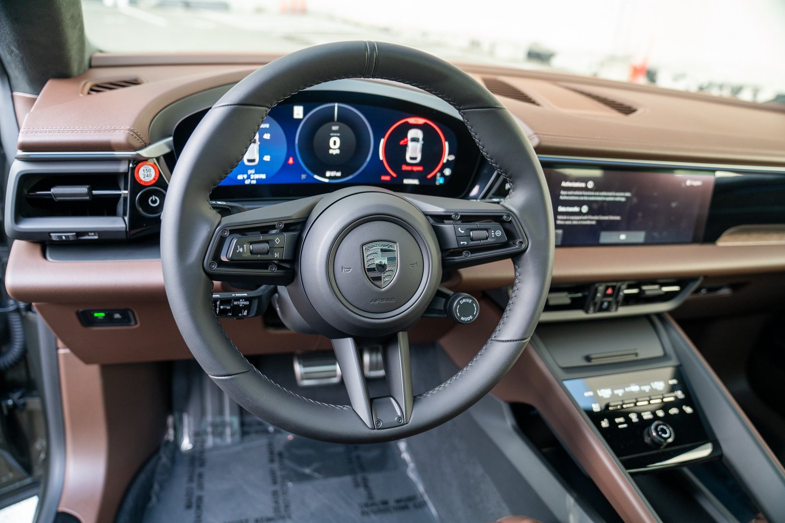 Certified 2025 Porsche Macan Turbo Electric AWD/4WD image 14