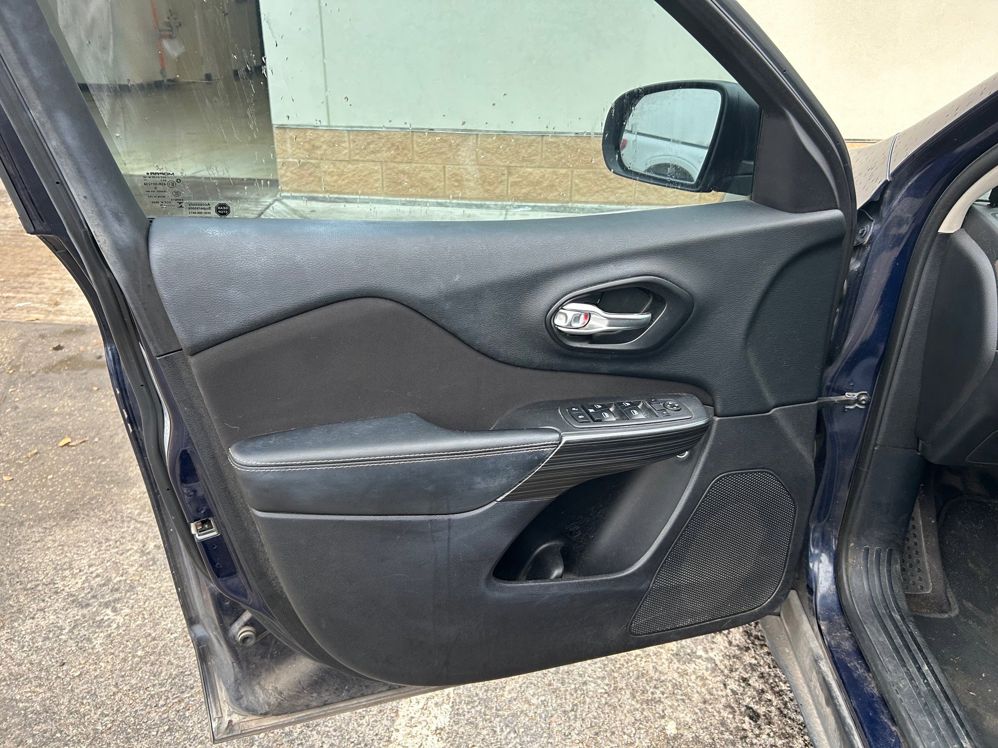 Used 2016 Jeep Cherokee Sport image 6