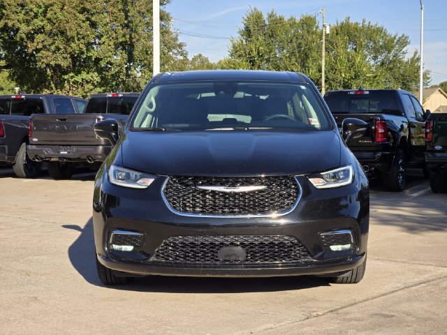 Used 2024 Chrysler Pacifica Touring-L FWD image 2