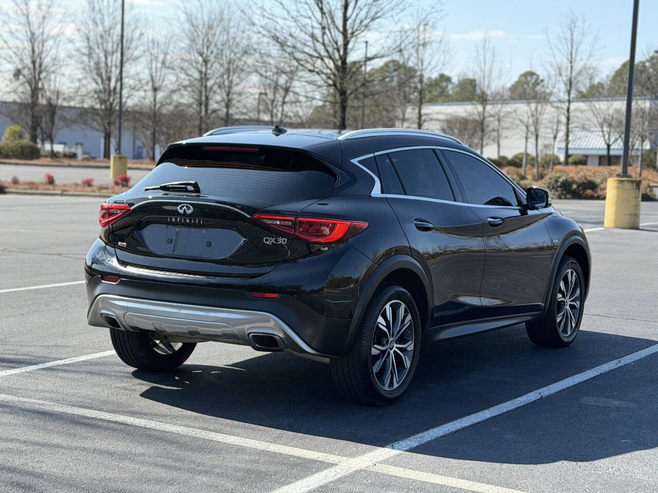 Used 2017 INFINITI QX30 Premium image 9