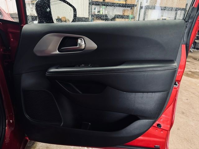 Used 2025 Chrysler Pacifica Limited image 17