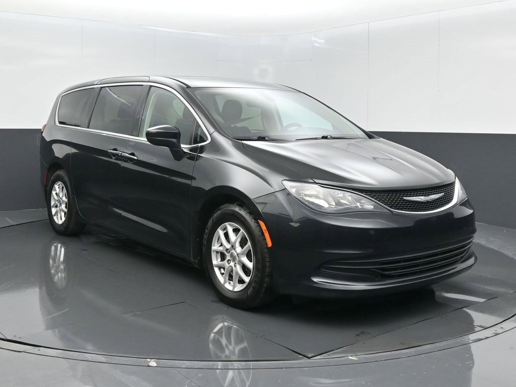 Used 2017 Chrysler Pacifica Touring image 2