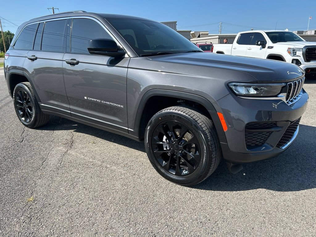 Used 2025 Jeep Grand Cherokee Laredo X AWD/4WD image 3
