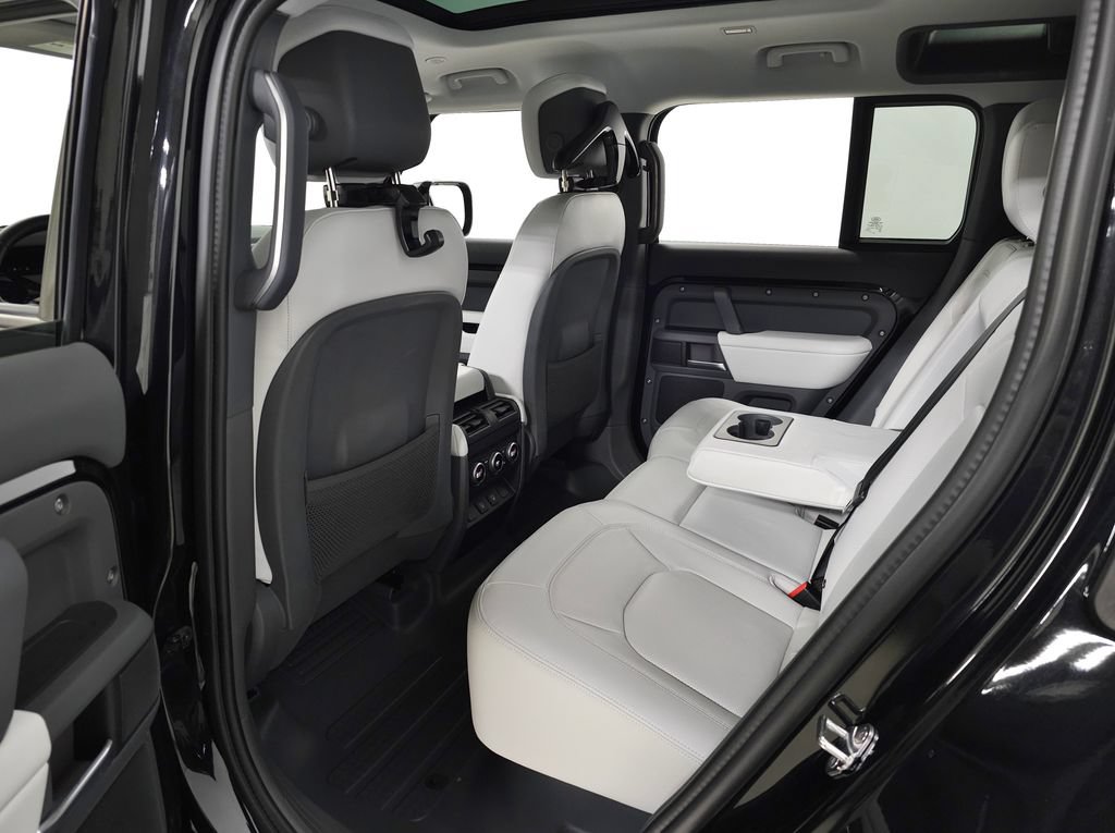 Used 2025 Land Rover Defender 110 X-Dynamic SE AWD/4WD image 38