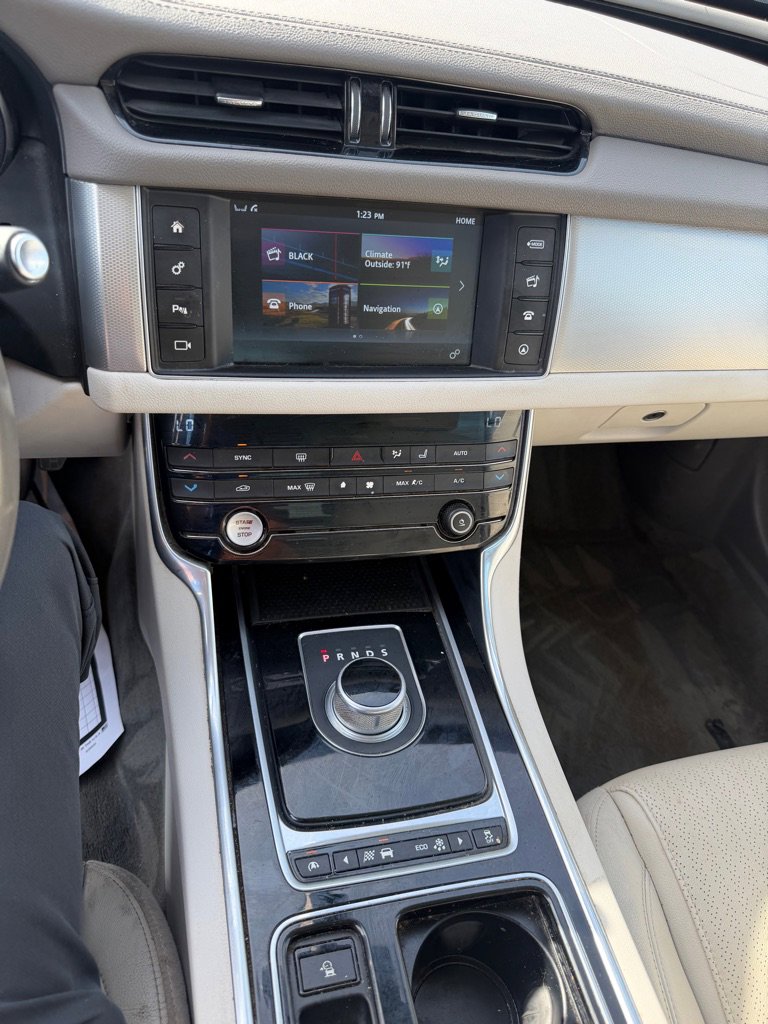 Used 2016 Jaguar XF Prestige RWD image 28