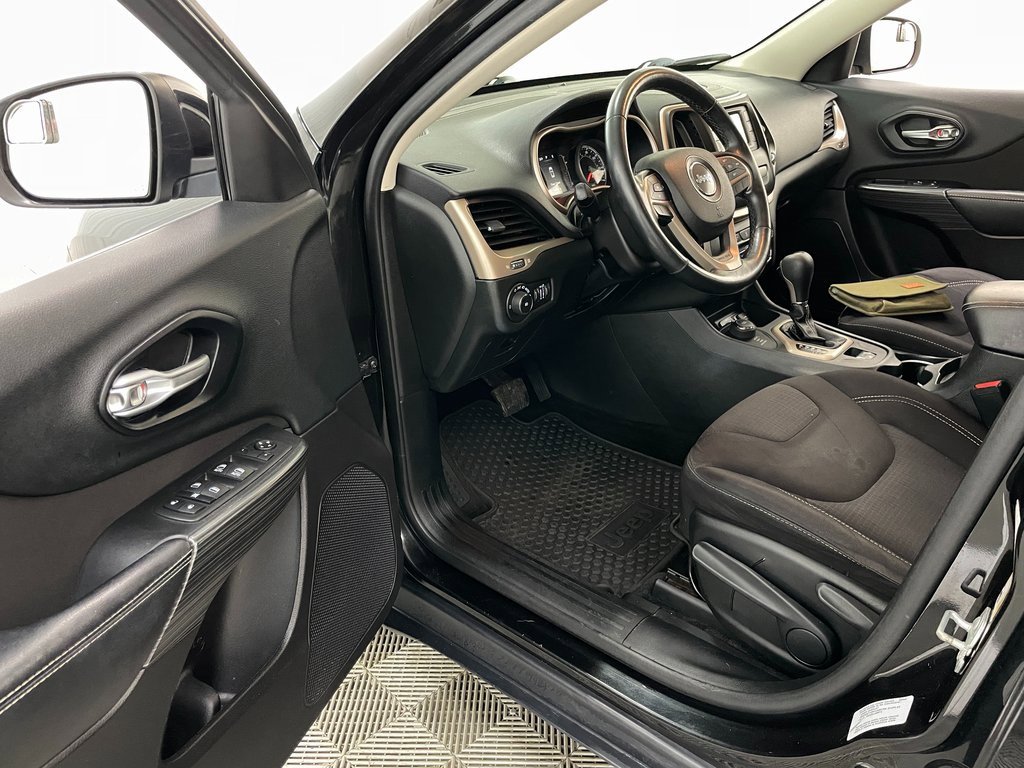 Used 2015 Jeep Cherokee Latitude w/ Cold Weather Group image 16