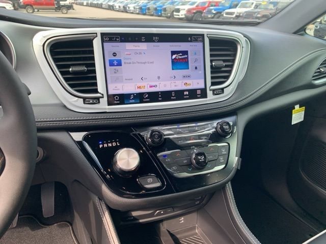 New 2026 Chrysler Pacifica Limited w/ Uconnect Theater Family Group image 16
