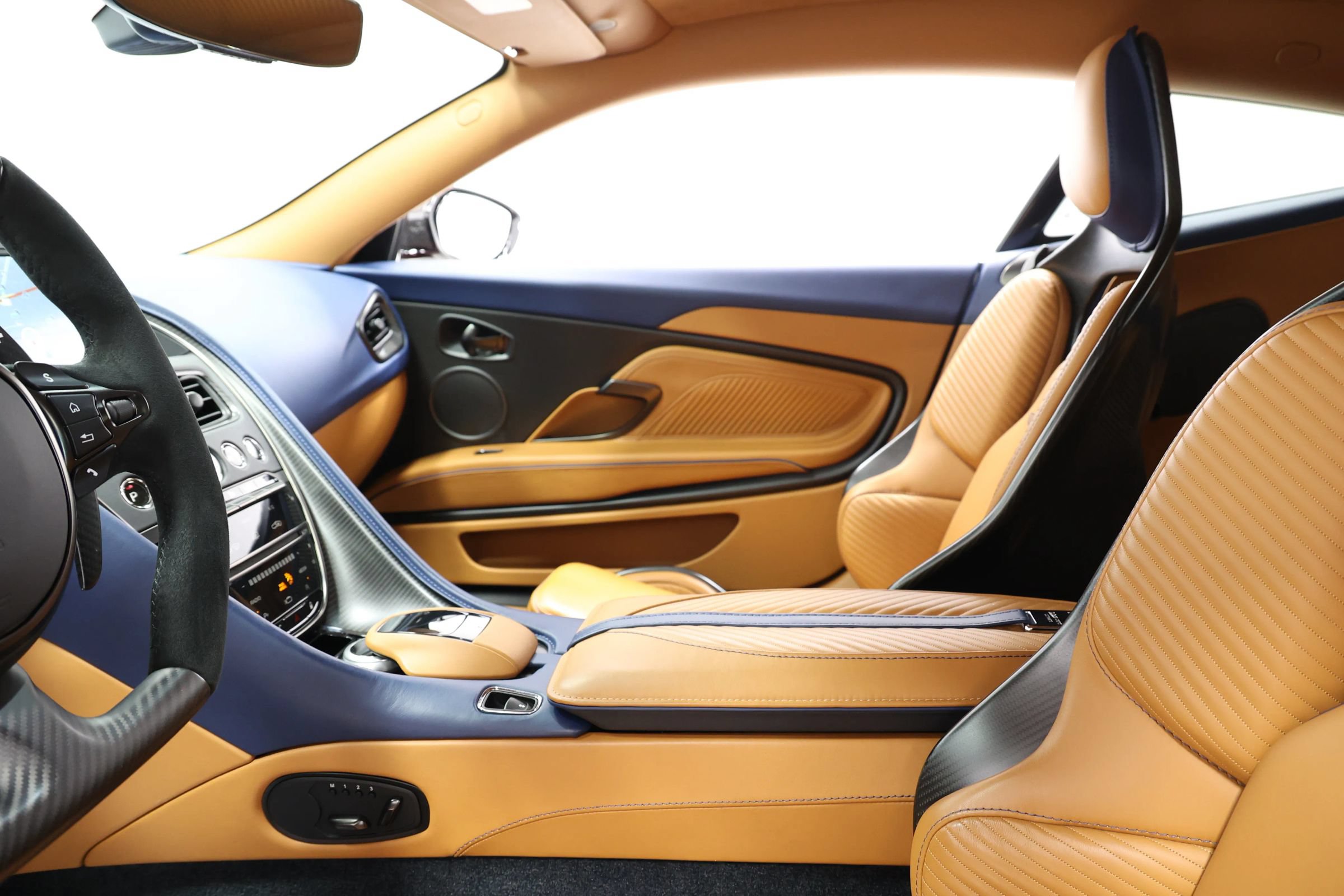 Used 2023 Aston Martin DBS Coupe RWD image 31
