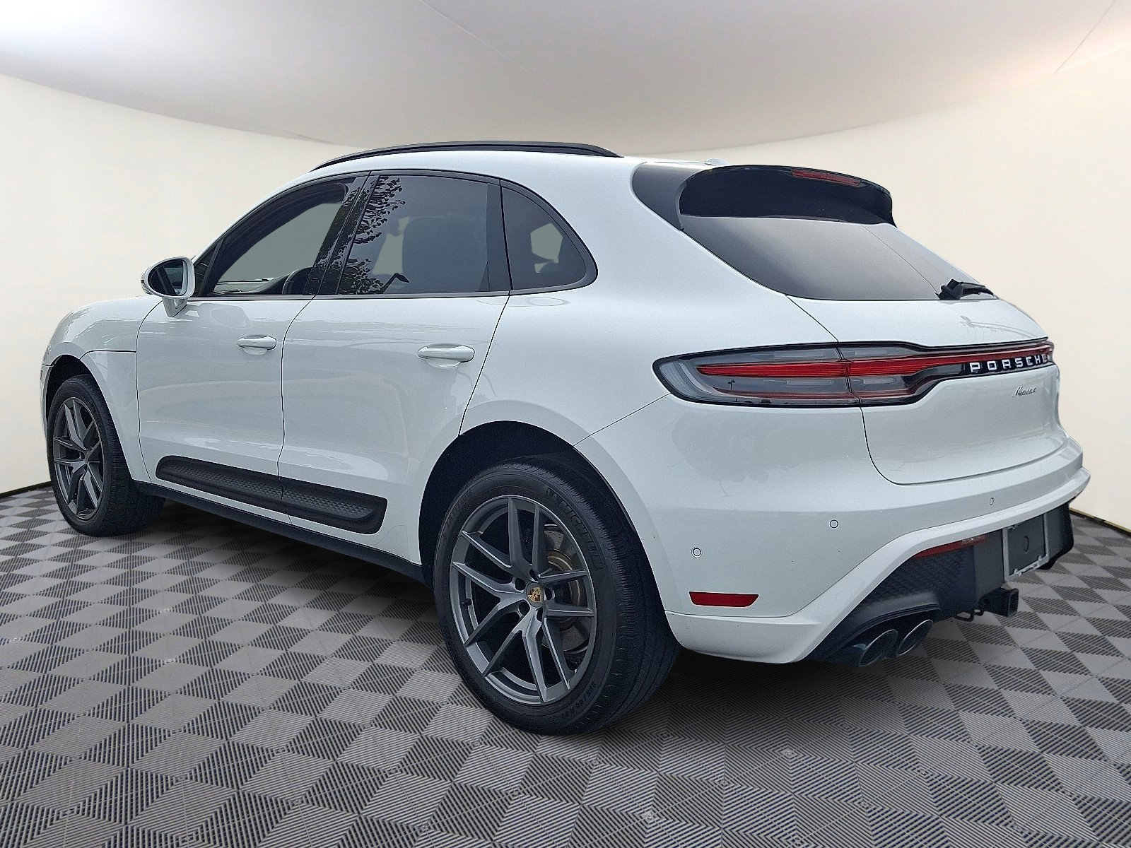 Used 2023 Porsche Macan image 2