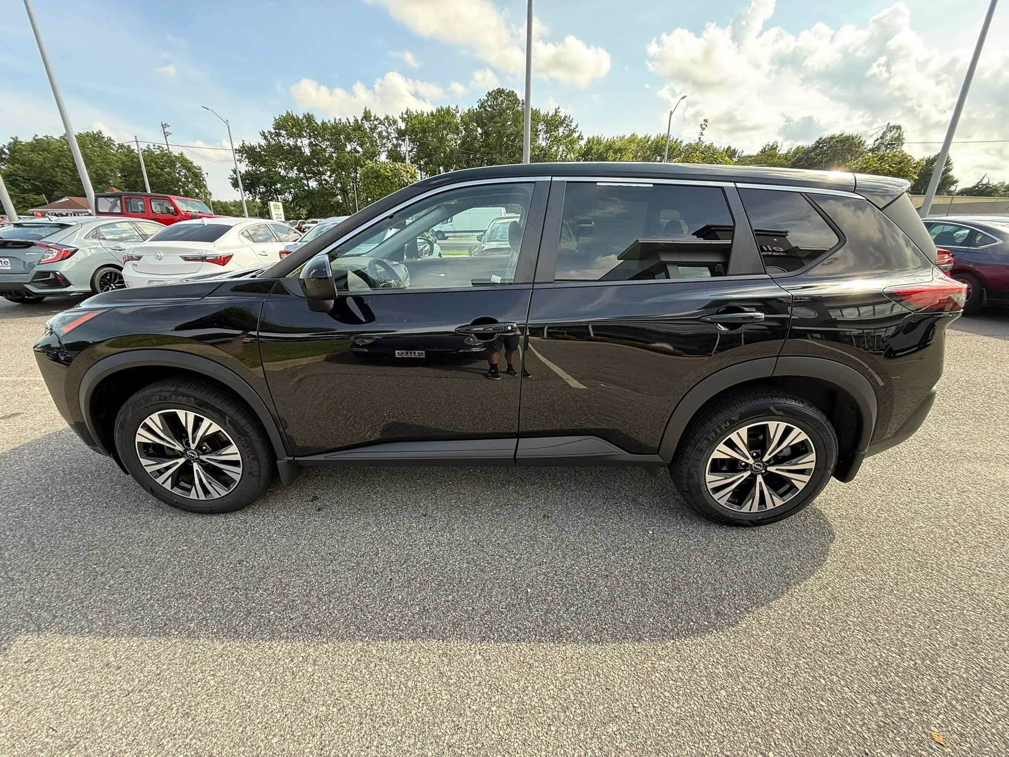 Used 2023 Nissan Rogue SV FWD image 4