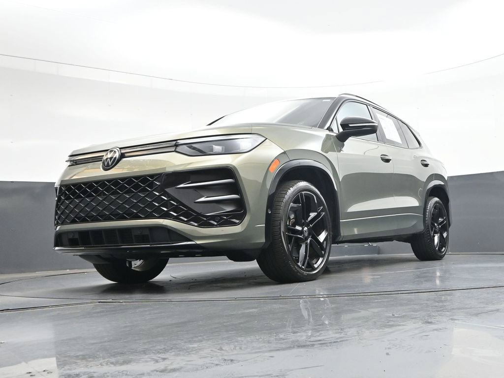 Used 2025 Volkswagen Tiguan SE R-Line AWD/4WD image 39